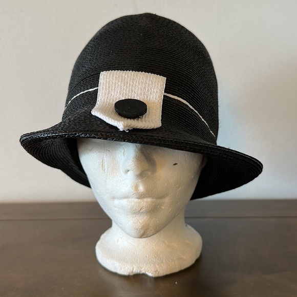 Vintage M’sieu Leon black cloche hat with white detail - Picture 2 of 9